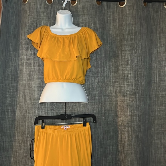 FEATHERS fun 2 piece set! Mustard Top off shoulder & matching Pants size medium. - Picture 5 of 10